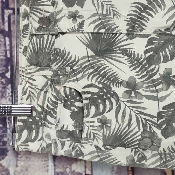 Joe's Jeans Mid Rise Skinny Crop - Picture 3 of 10